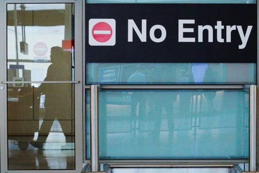 Σε ισχύ το διάταγμα Τραμπ – Εξαιρούνται οι… αρραβωνιασμένοι